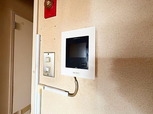 誰が来てもわかる様にモニター付きインターホンを設置。