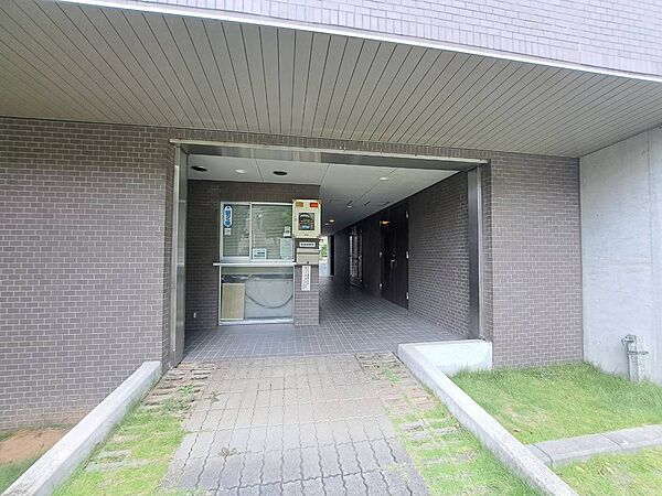 マンションの敷地内には、中庭もございます。