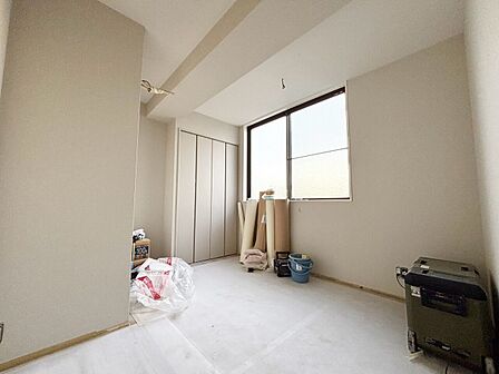 清かで艶やかな時間をもたらしてくれる室内です。