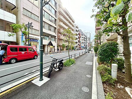 閑静なエリアで、前面道路の交通量は少なく安心です。