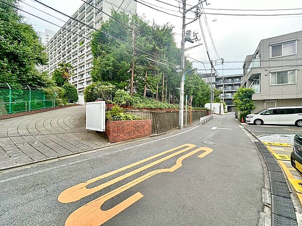 閑静なエリアで、前面道路の交通量は少なく安心です。