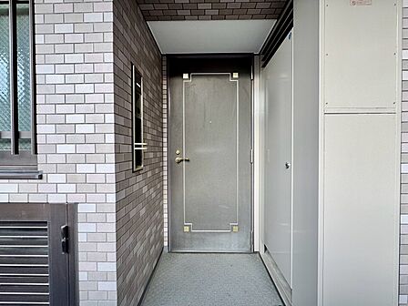 清潔感のある落ち着いた雰囲気の玄関です。