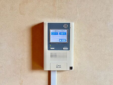 誰が来てもわかる様にモニター付きインターホンを設置。