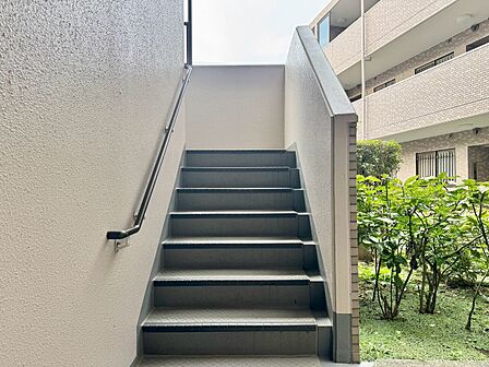 共用部の階段です。明るく清潔に管理されています。