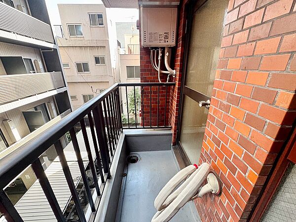 朝の澄んだ空気や、夕方に吹く清々しい風を感じられるバルコニー。