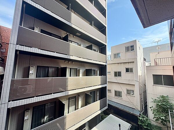 陽当たり・通風・開放感に恵まれた環境です。
