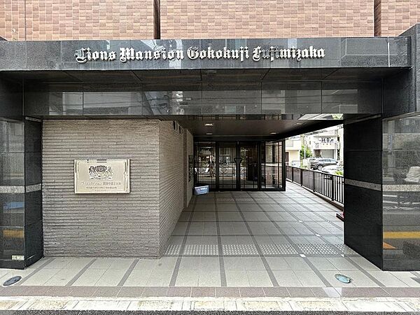 上質感漂う玄関アプローチです。