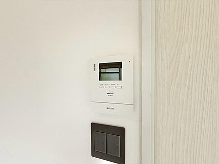 誰が来てもわかる様にモニター付きインターホンを設置。