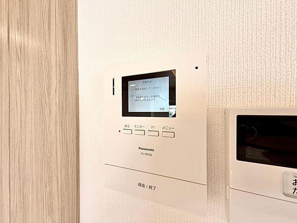誰が来てもわかる様にモニター付きインターホンを設置。