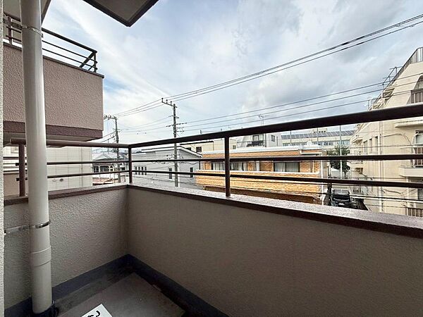 朝の澄んだ空気や、夕方に吹く清々しい風を感じられるバルコニー。