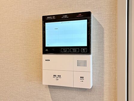誰が来てもわかる様にモニター付きインターホンを設置。