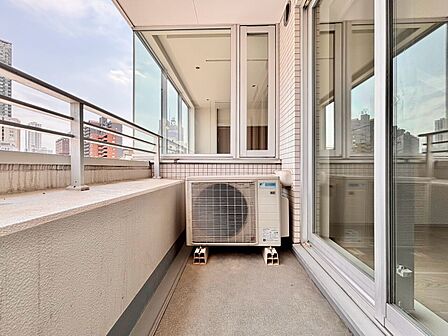 朝の澄んだ空気や、夕方に吹く清々しい風を感じられるバルコニー。