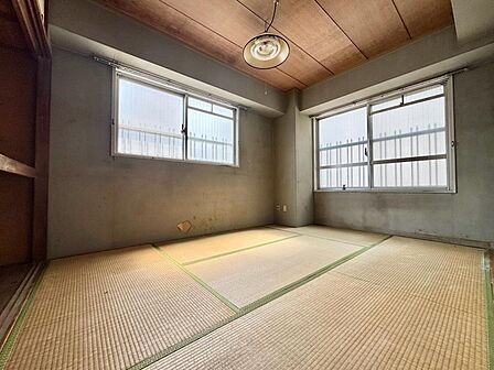 清かで艶やかな時間をもたらしてくれる室内です。