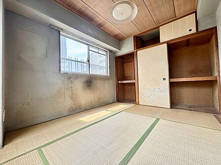 家電やスーツケース、ストック品など何でも片付く嬉しい空間です。