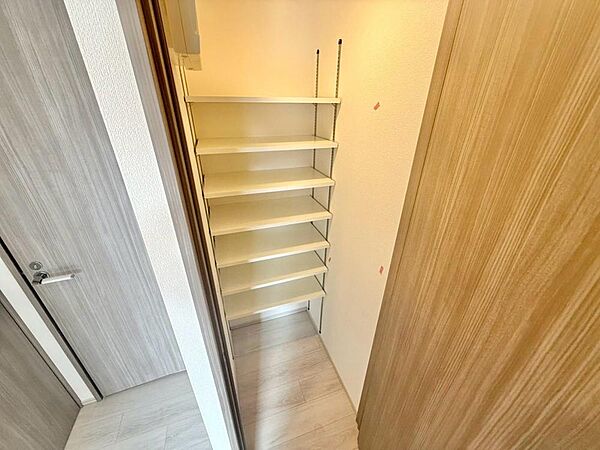 家電やスーツケース、ストック品など何でも片付く嬉しい空間です。