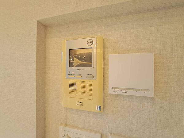 誰が来てもわかる様にモニター付きインターホンを設置。
