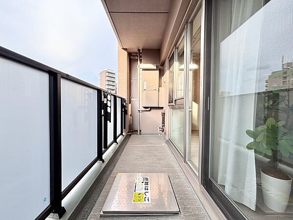 朝の澄んだ空気や、夕方に吹く清々しい風を感じられるバルコニー。