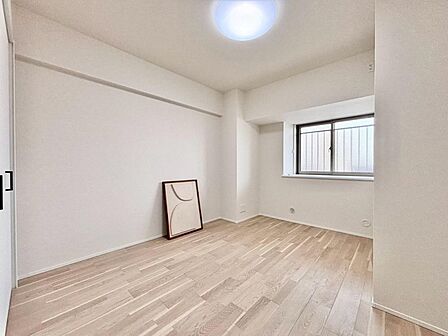 清かで艶やかな時間をもたらしてくれる室内です。