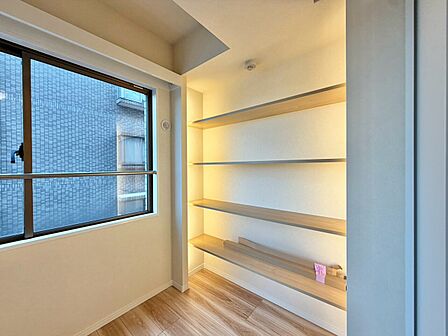 家電やスーツケース、ストック品など何でも片付く嬉しい空間です。