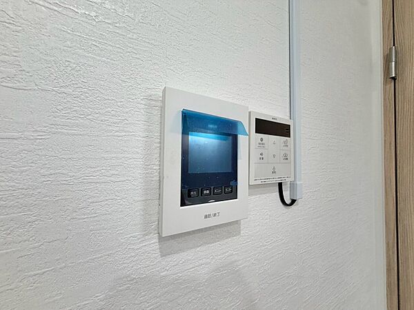 誰が来てもわかる様にモニター付きインターホンを設置。