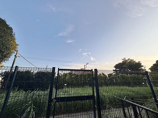 陽当たり・通風・開放感に恵まれた環境です。