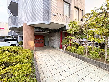 上質感漂う玄関アプローチです。