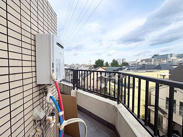 朝の澄んだ空気や、夕方に吹く清々しい風を感じられるバルコニー。
