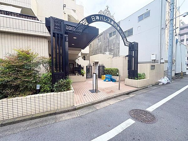 上質感漂う玄関アプローチです。