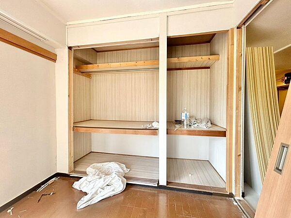 家電やスーツケース、ストック品など何でも片付く嬉しい空間です。