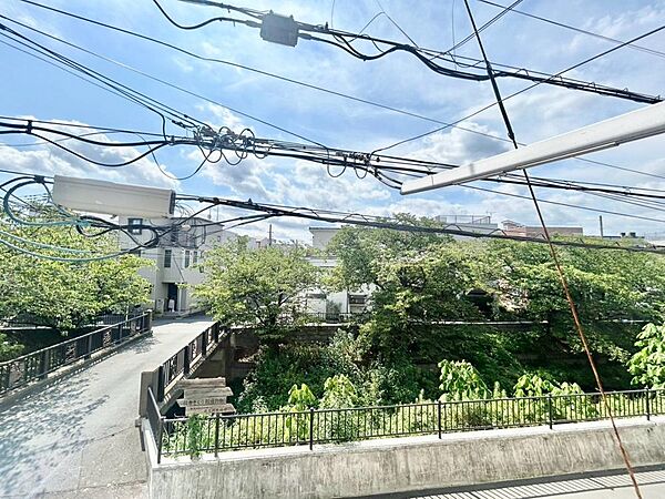 陽当たり・通風・開放感に恵まれた環境です。