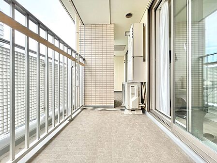 朝の澄んだ空気や、夕方に吹く清々しい風を感じられるバルコニー。