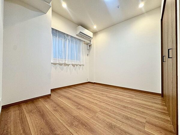 清かで艶やかな時間をもたらしてくれる室内です。