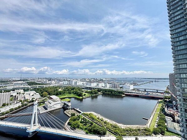 眺望や窓からの景色が良いと、家で過ごす時間も快適です。