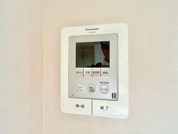 誰が来てもわかる様にモニター付きインターホンを設置。