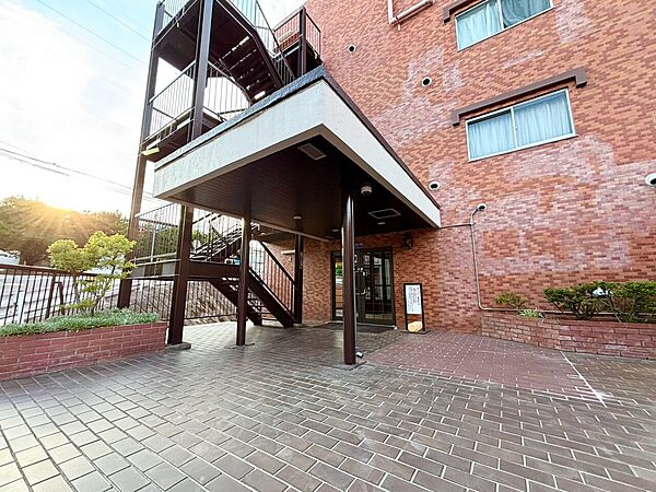 上質感漂う玄関アプローチです。