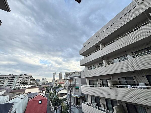 陽当たり・通風・開放感に恵まれた環境です。