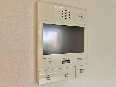 誰が来てもわかる様にモニター付きインターホンを設置。