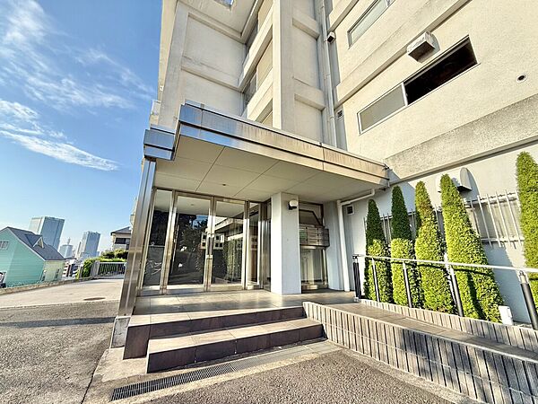 上質感漂う玄関アプローチです。