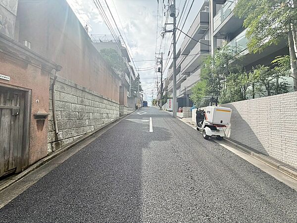 閑静なエリアで、前面道路の交通量は少なく安心です。