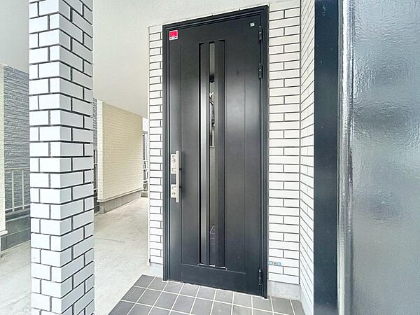 清潔感のある落ち着いた雰囲気の玄関です。