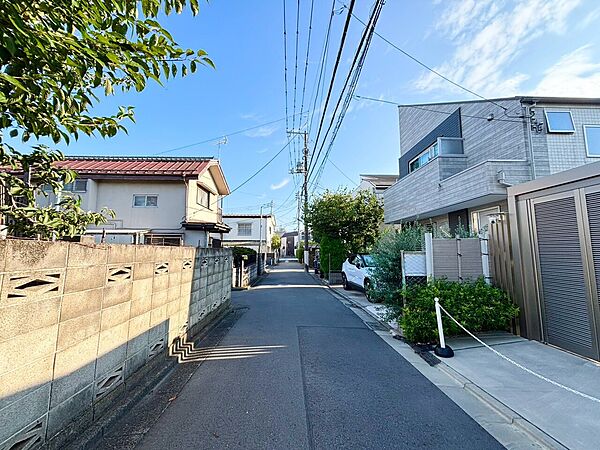 閑静なエリアで、前面道路の交通量は少なく安心です。