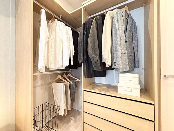 家電やスーツケース、ストック品など何でも片付く嬉しい空間です。