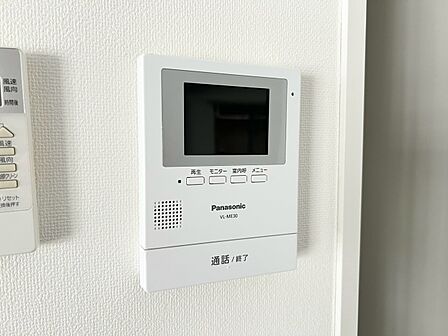 誰が来てもわかる様にモニター付きインターホンを設置。