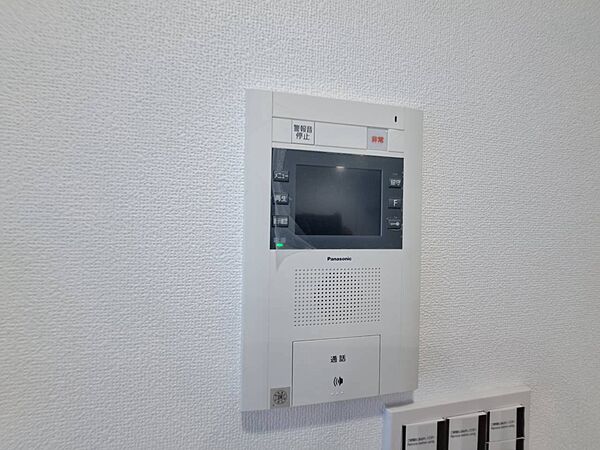 誰が来てもわかる様にモニター付きインターホンを設置。