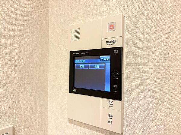 誰が来てもわかる様にモニター付きインターホンを設置。