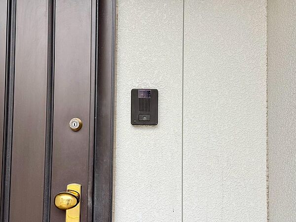 誰が来てもわかる様にカメラ付きインターホンを設置。