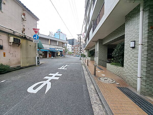 閑静なエリアで、前面道路の交通量は少なく安心です。