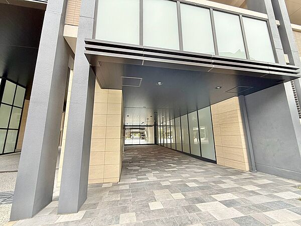 上質感漂う玄関アプローチです。