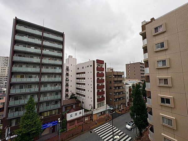 陽当たり・通風・開放感に恵まれた環境です。
