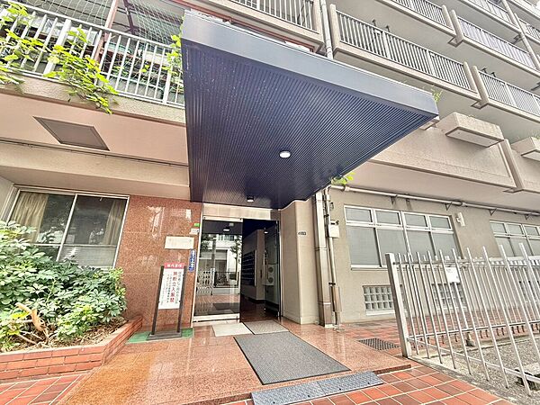 上質感漂う玄関アプローチです。